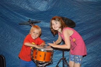 Max a Viky, že by budoucí bubeníci?